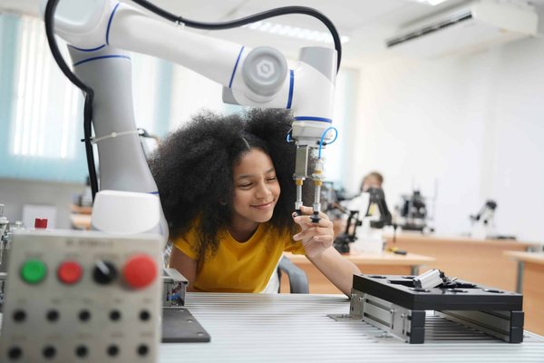 What's the Role of Mixed Reality in Enhancing Interactive Museum Exhibits?